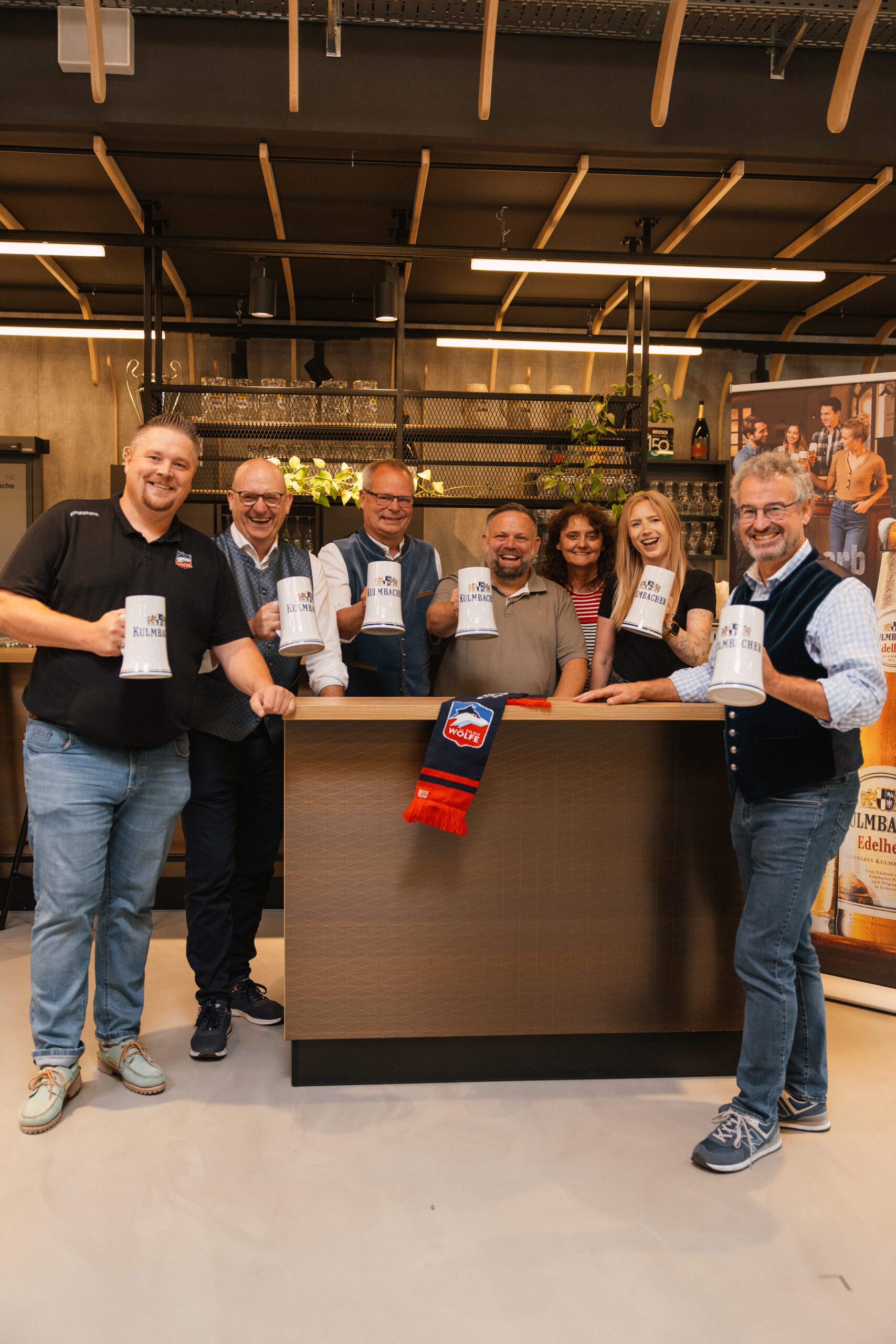 Vereinverantwortliche der Serber Wölfe stoßen mit den Kulmbacher Brauerei Vertretern auf eine erfolgreiche Partnerschaft an